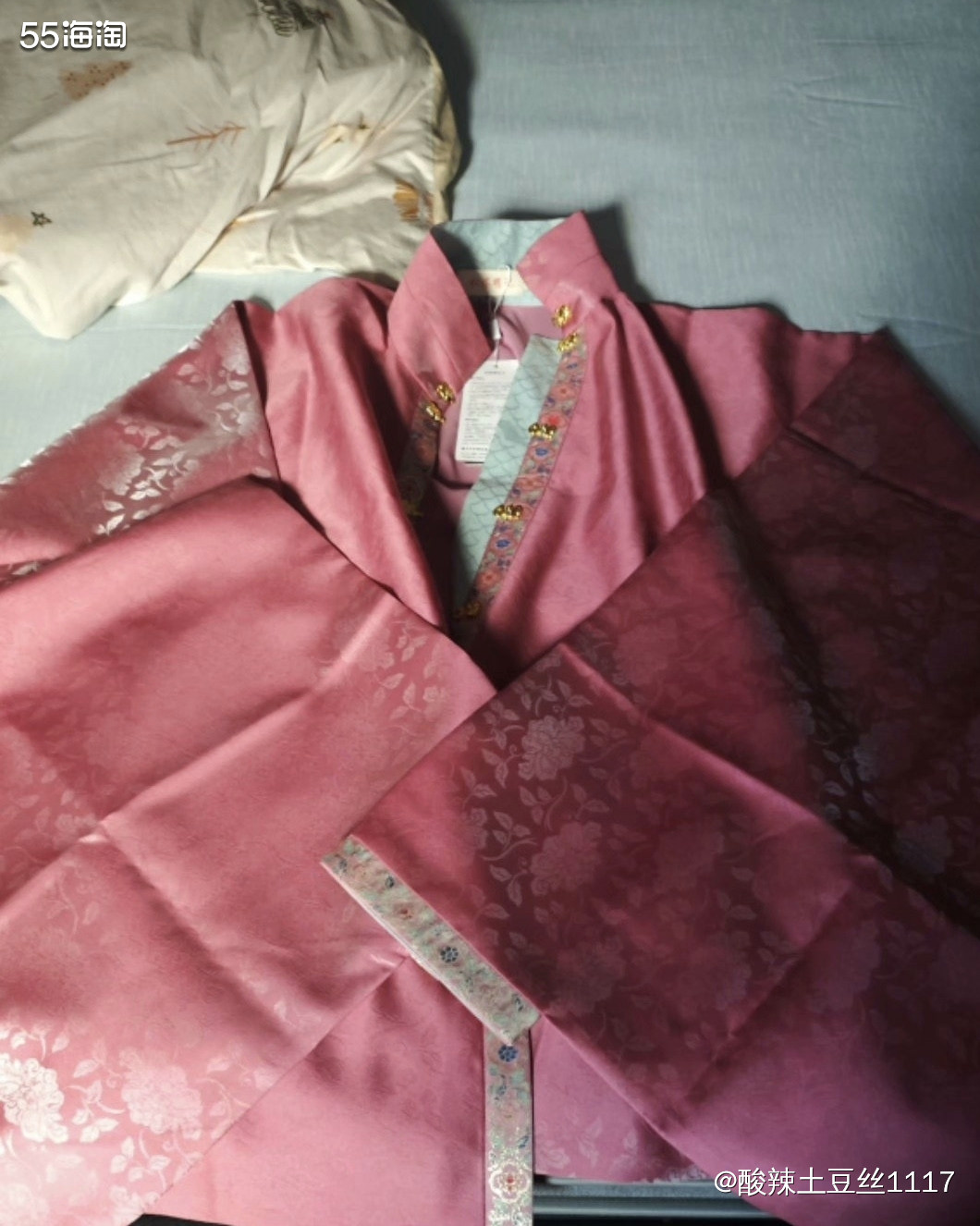 在松塔汉服家入的朱砂色立领对襟琵琶袖短袄到手啦~ 颜色是温柔