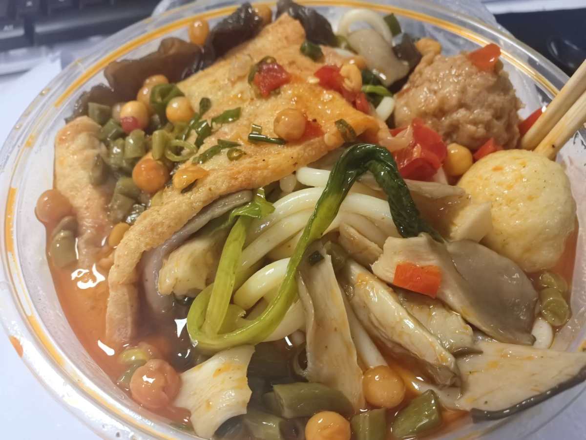 今天的工作日午餐， 我点了一份湖南三鲜米粉外卖。 这碗粉里，