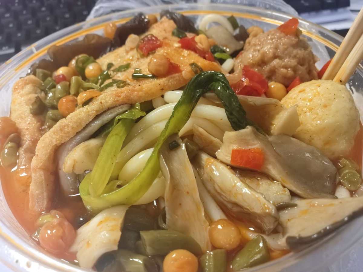 今天的工作日午餐， 我点了一份湖南三鲜米粉外卖。 这碗粉里，