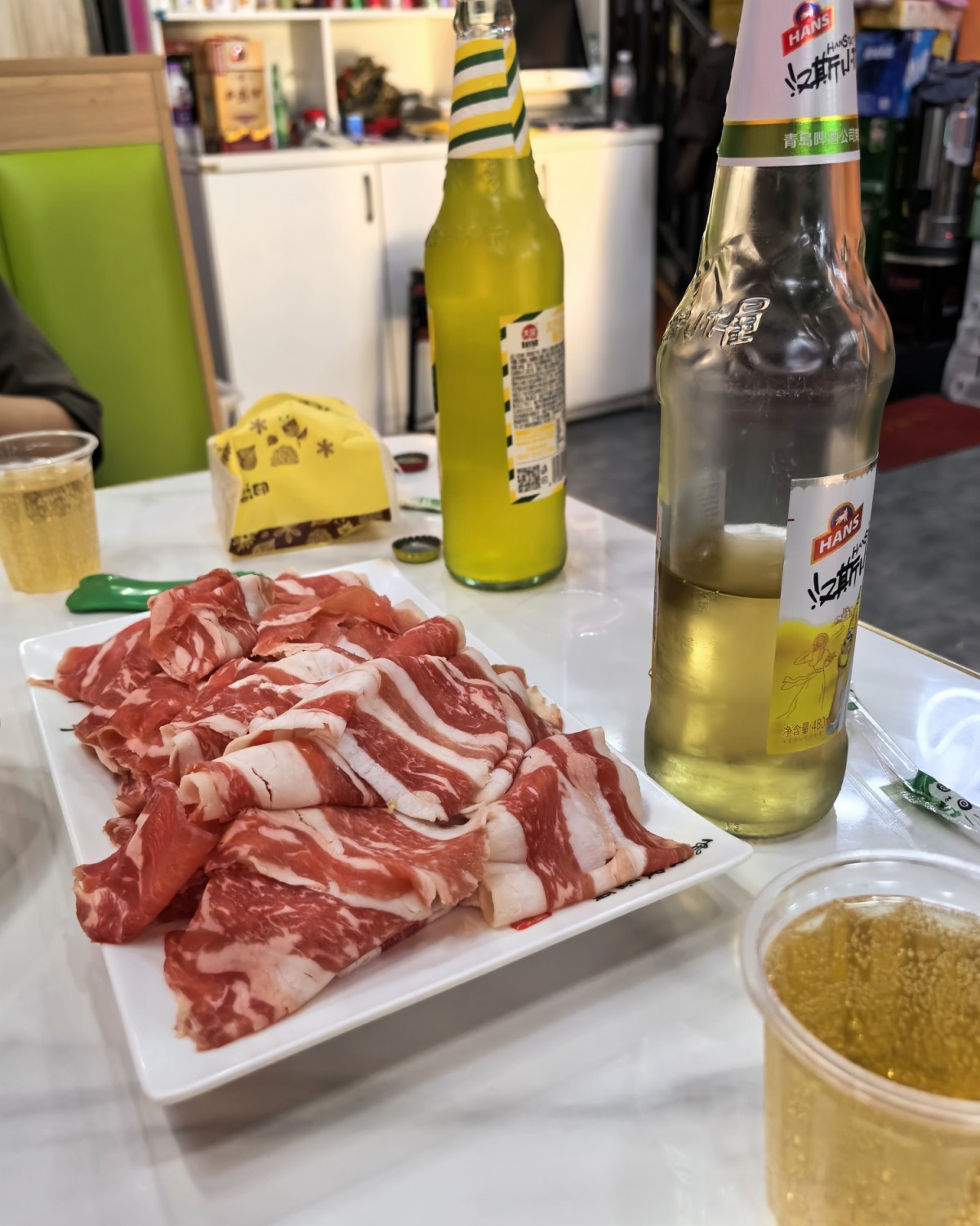 我们楼下超划算的酸菜铜锅涮肉店！ 每次和老公去，必点二斤肉，