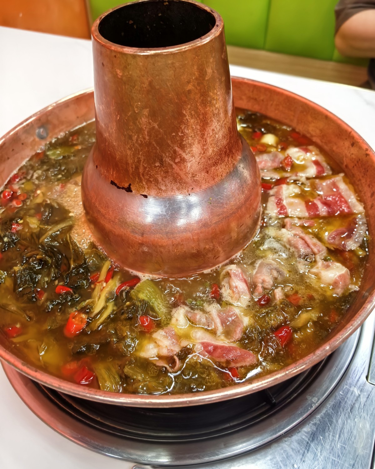 我们楼下超划算的酸菜铜锅涮肉店！ 每次和老公去，必点二斤肉，