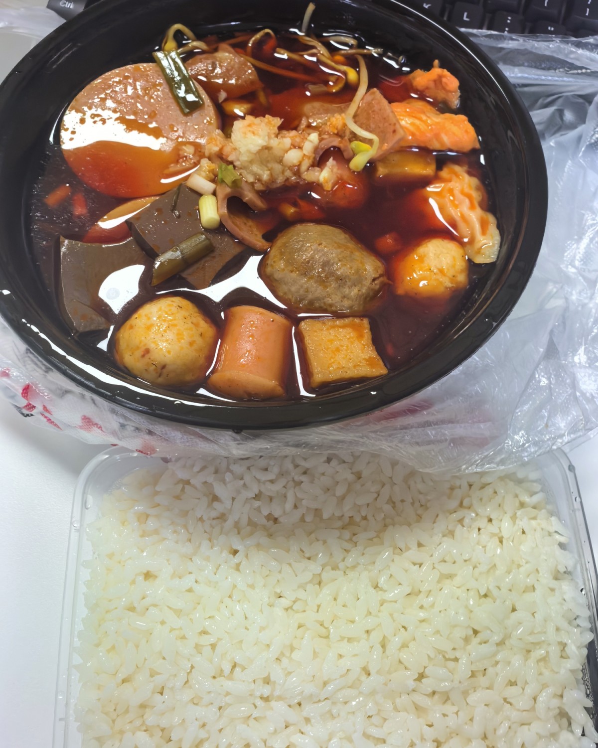 点了市井边边火锅冒菜的外卖， 真没想到，这家火锅店居然也做起