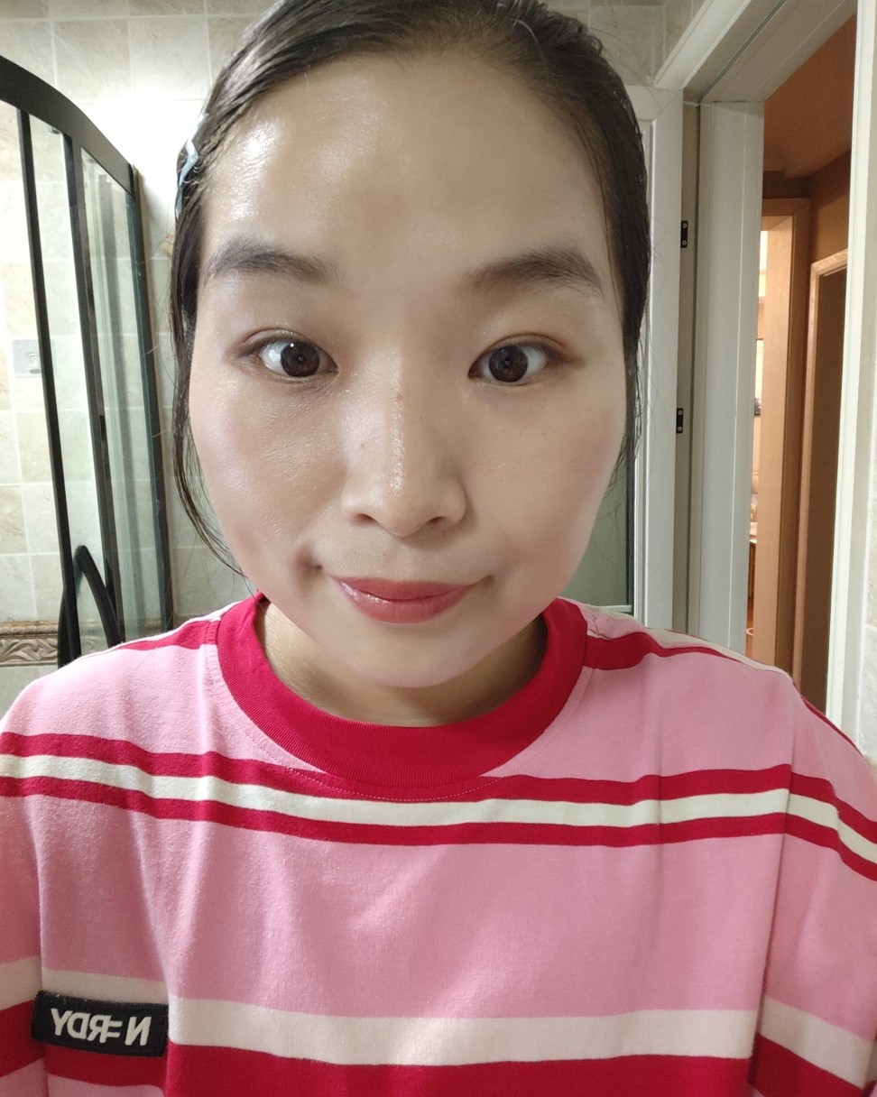 Dior的蓝金口红最火是999，但是呢，今天我推荐的是555
