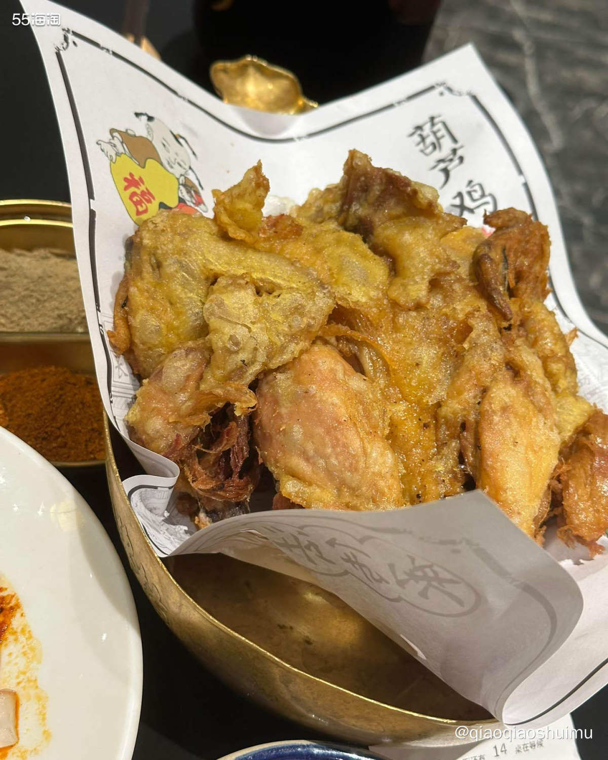 这家店叫做长安大牌档，感觉就很像南京大牌档那种，里面集结了各
