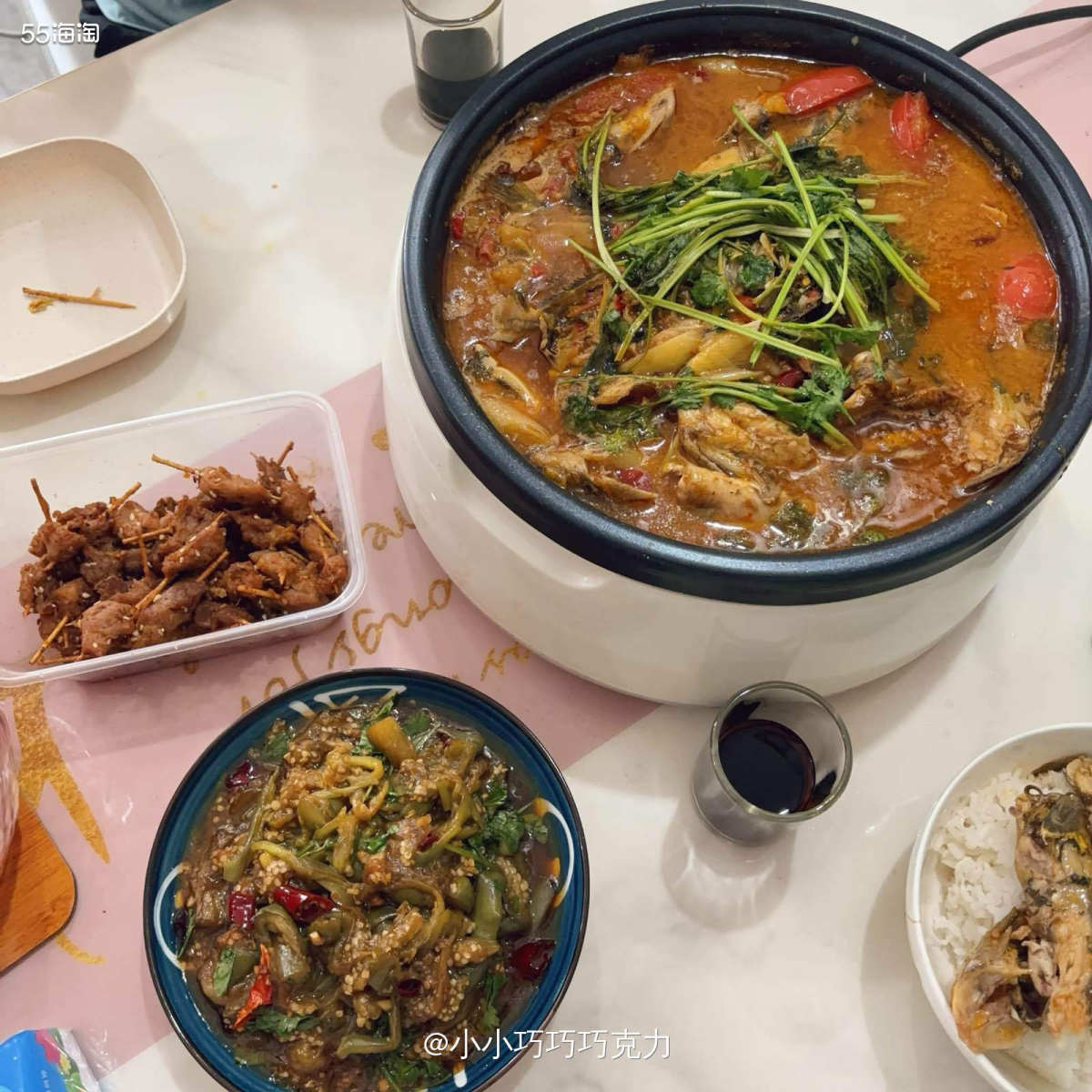 分享一个前几天队友下厨的美食吧，酸汤黄骨鱼和凉拌茄子都很好吃