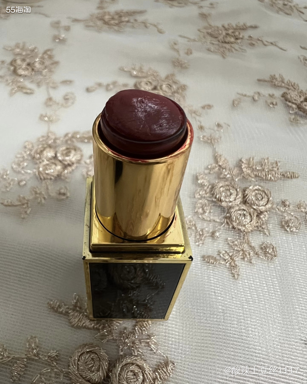 Tom Ford 16号色斯嘉丽红，堪称口红界的传奇。它的热