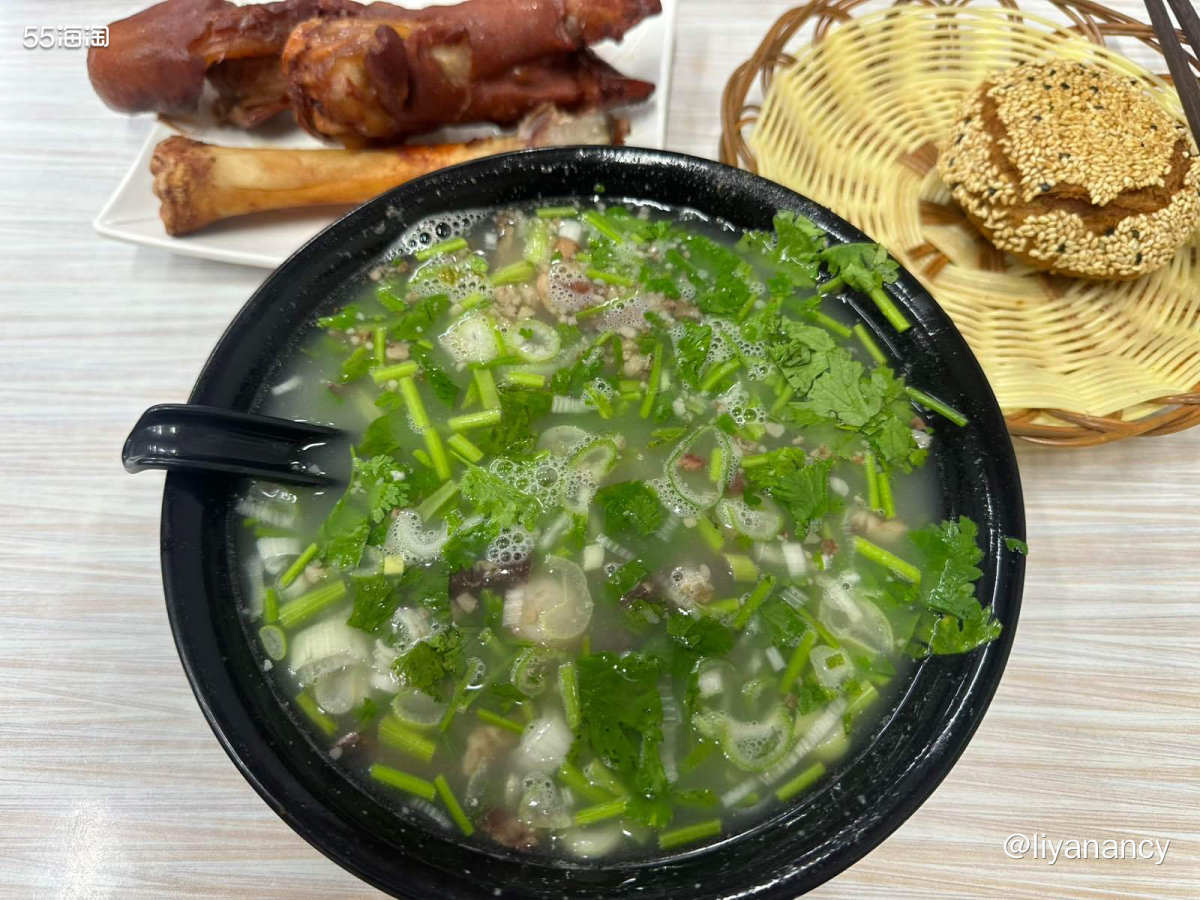 离剧场很近的一家小饭店，主要是羊汤烧饼还有一些面食，烧饼好评