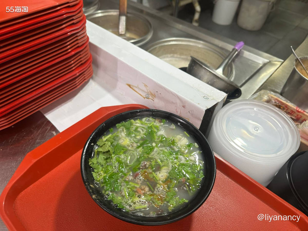 离剧场很近的一家小饭店，主要是羊汤烧饼还有一些面食，烧饼好评