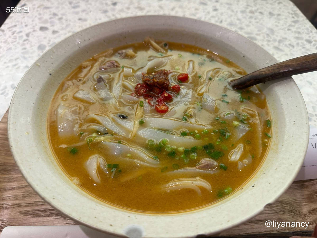 离剧场很近的一家小饭店，主要是羊汤烧饼还有一些面食，烧饼好评