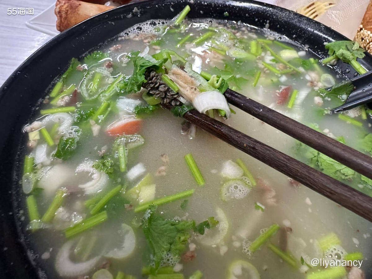离剧场很近的一家小饭店，主要是羊汤烧饼还有一些面食，烧饼好评
