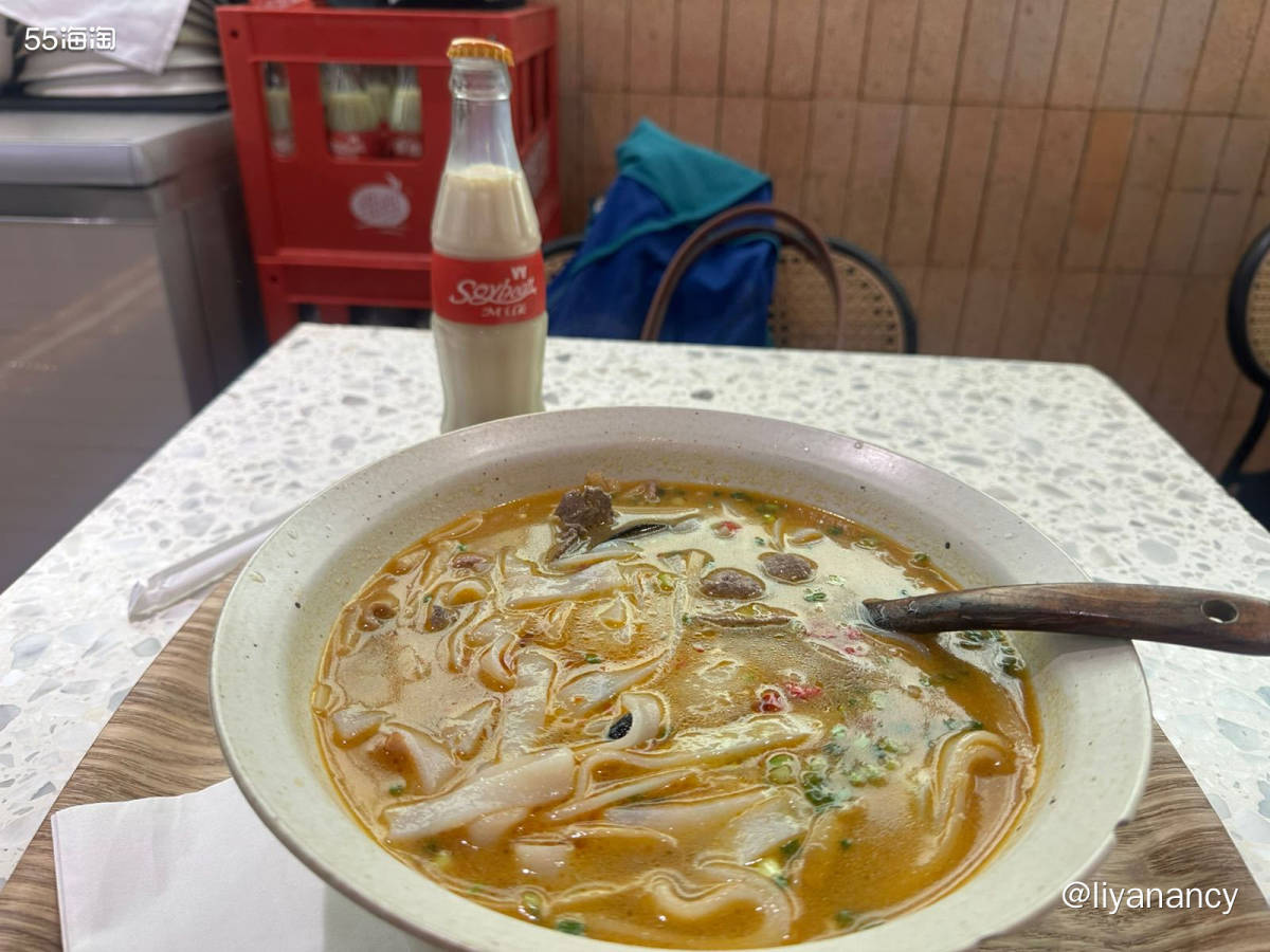 离剧场很近的一家小饭店，主要是羊汤烧饼还有一些面食，烧饼好评