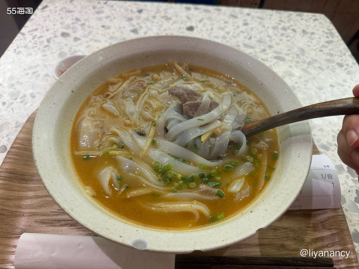 离剧场很近的一家小饭店，主要是羊汤烧饼还有一些面食，烧饼好评