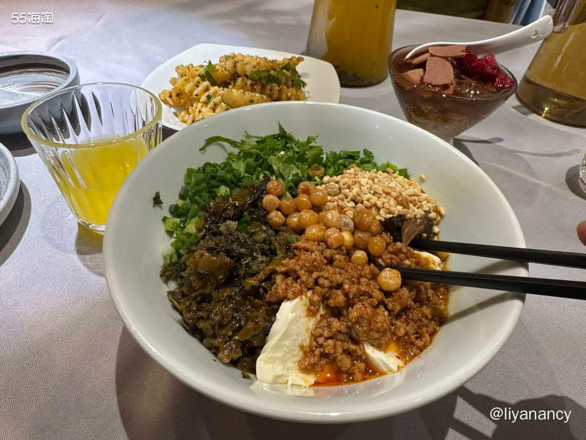 一个人的单人餐，体验云南好味道，豆花米线很好吃，里面有嫩嫩的