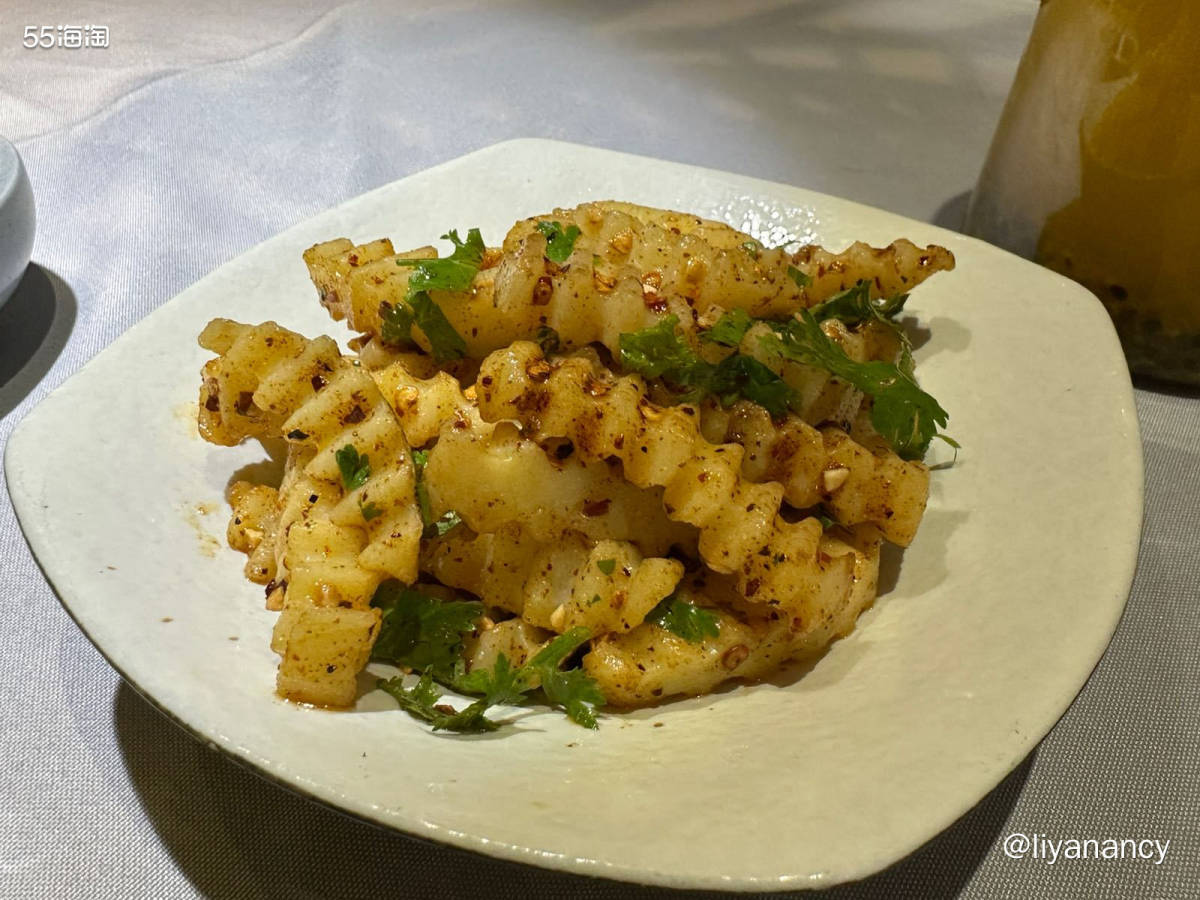 一个人的单人餐，体验云南好味道，豆花米线很好吃，里面有嫩嫩的