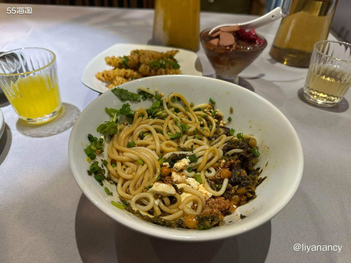 一个人的单人餐，体验云南好味道，豆花米线很好吃，里面有嫩嫩的