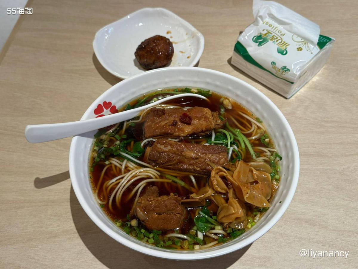 一个人的单人餐，体验云南好味道，豆花米线很好吃，里面有嫩嫩的