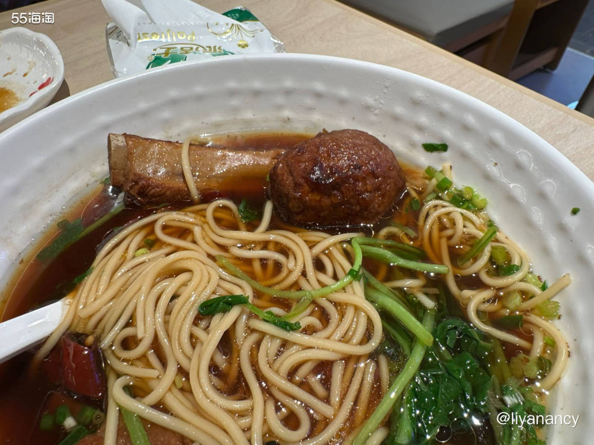 一个人的单人餐，体验云南好味道，豆花米线很好吃，里面有嫩嫩的