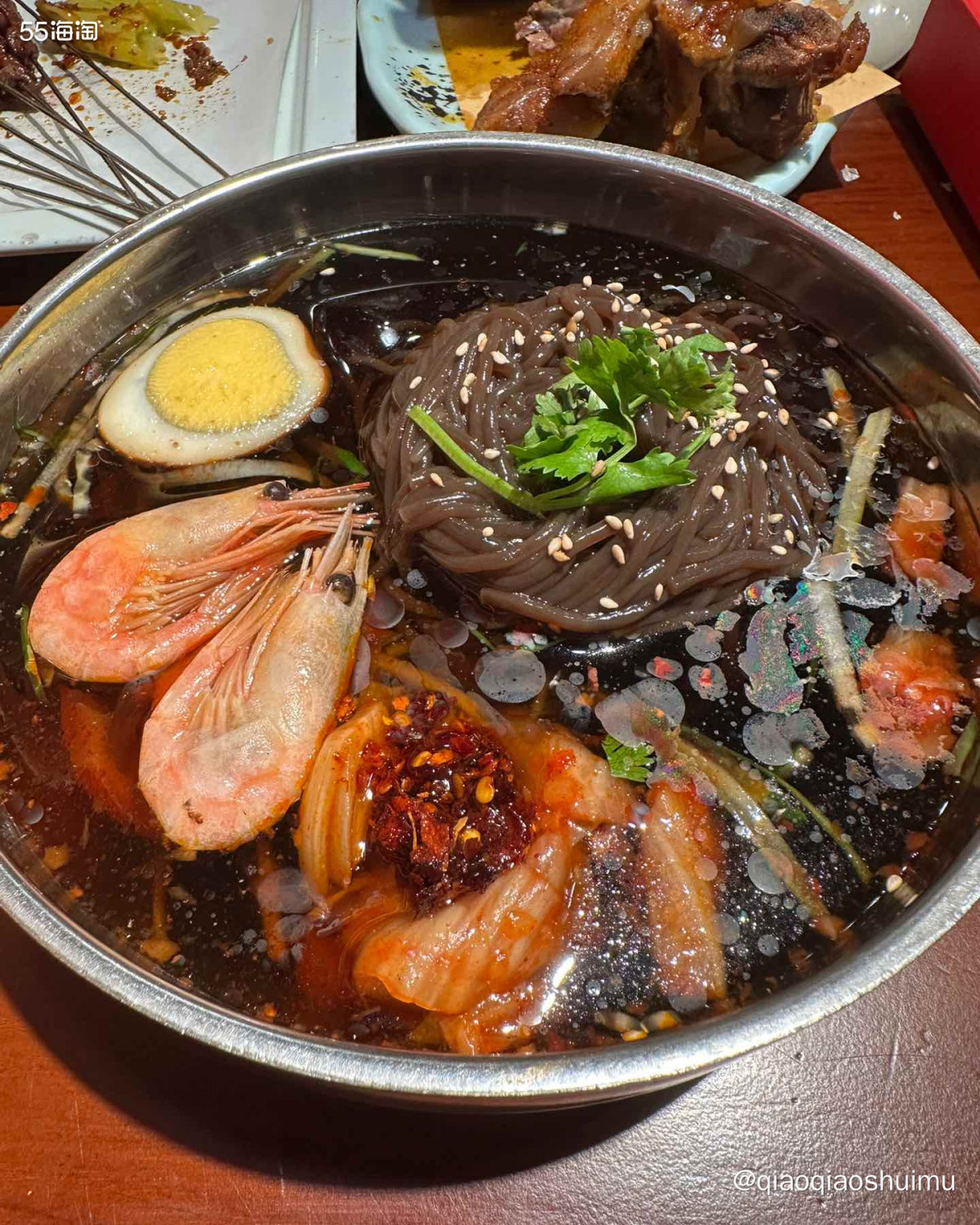 中午吃了涮肉，晚上九点来吃烧烤。九点还排了半小时队呢，但并不