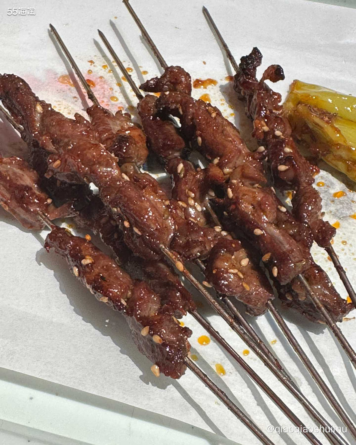 中午吃了涮肉，晚上九点来吃烧烤。九点还排了半小时队呢，但并不