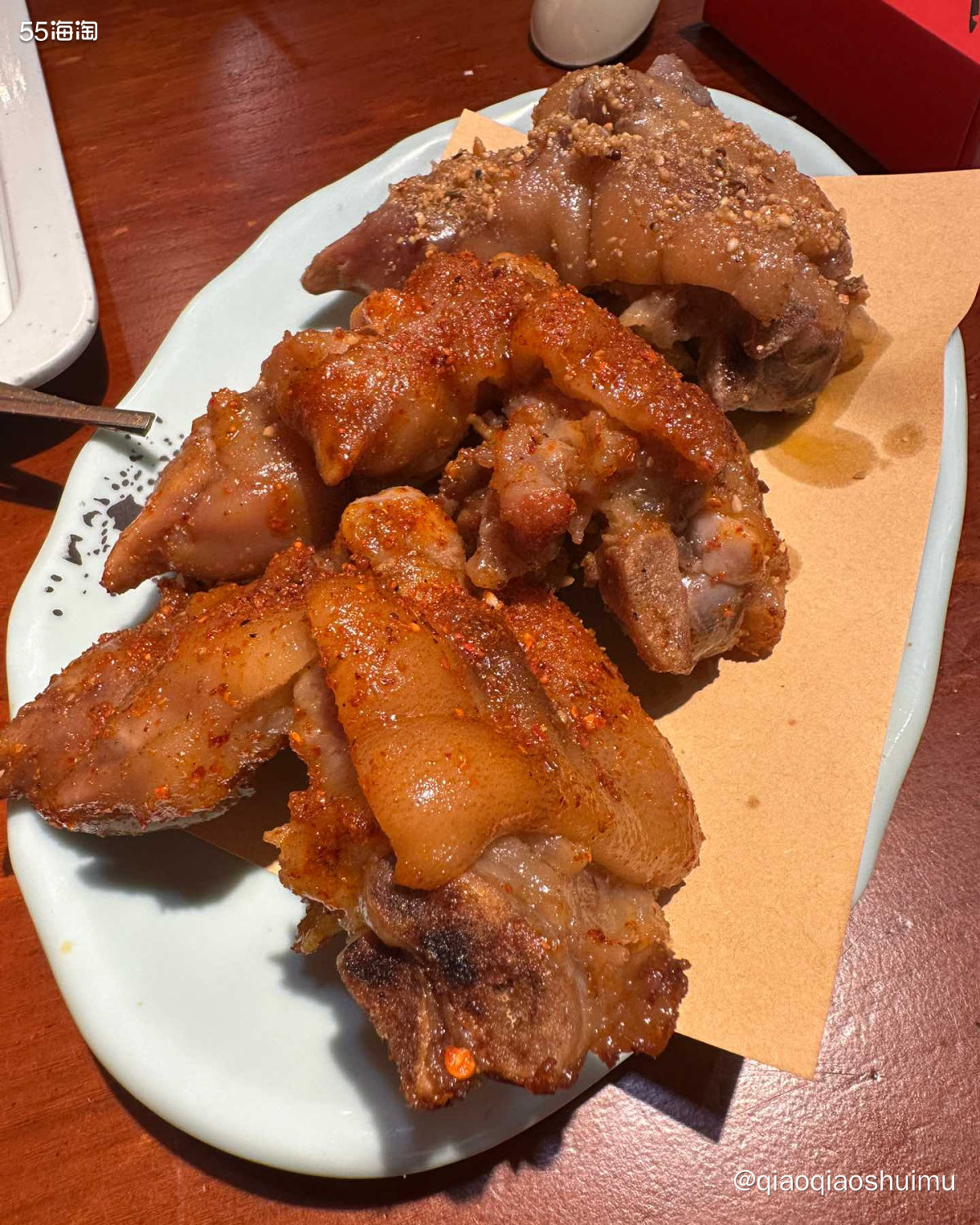 中午吃了涮肉，晚上九点来吃烧烤。九点还排了半小时队呢，但并不