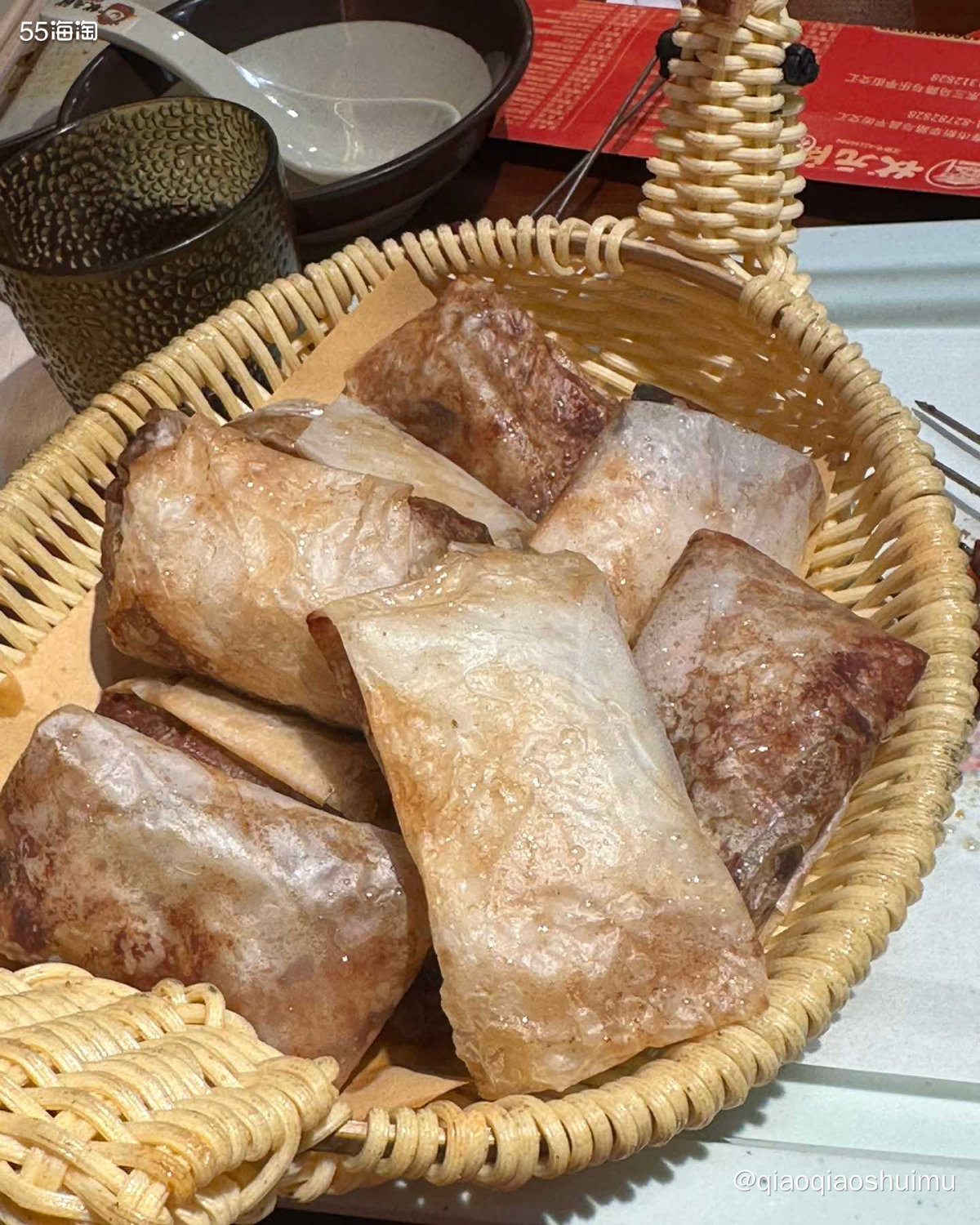 中午吃了涮肉，晚上九点来吃烧烤。九点还排了半小时队呢，但并不