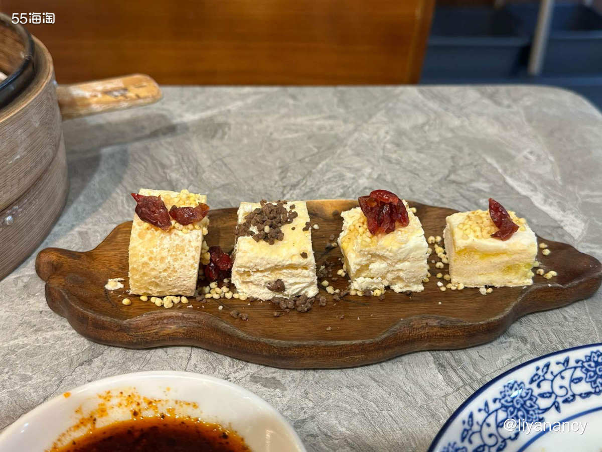 羊肉烧麦很好吃，很饱满的一个，里面纯**肉，很香的说，好久没