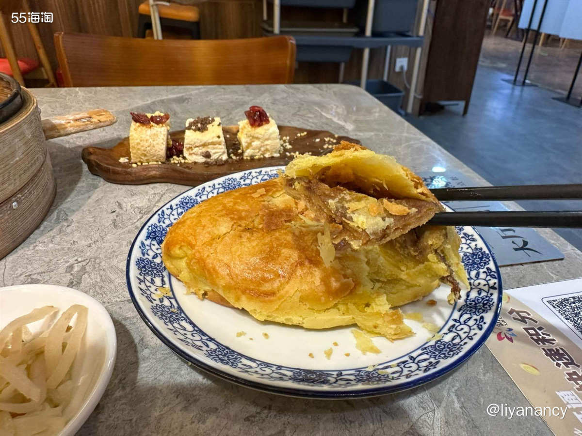 羊肉烧麦很好吃，很饱满的一个，里面纯**肉，很香的说，好久没