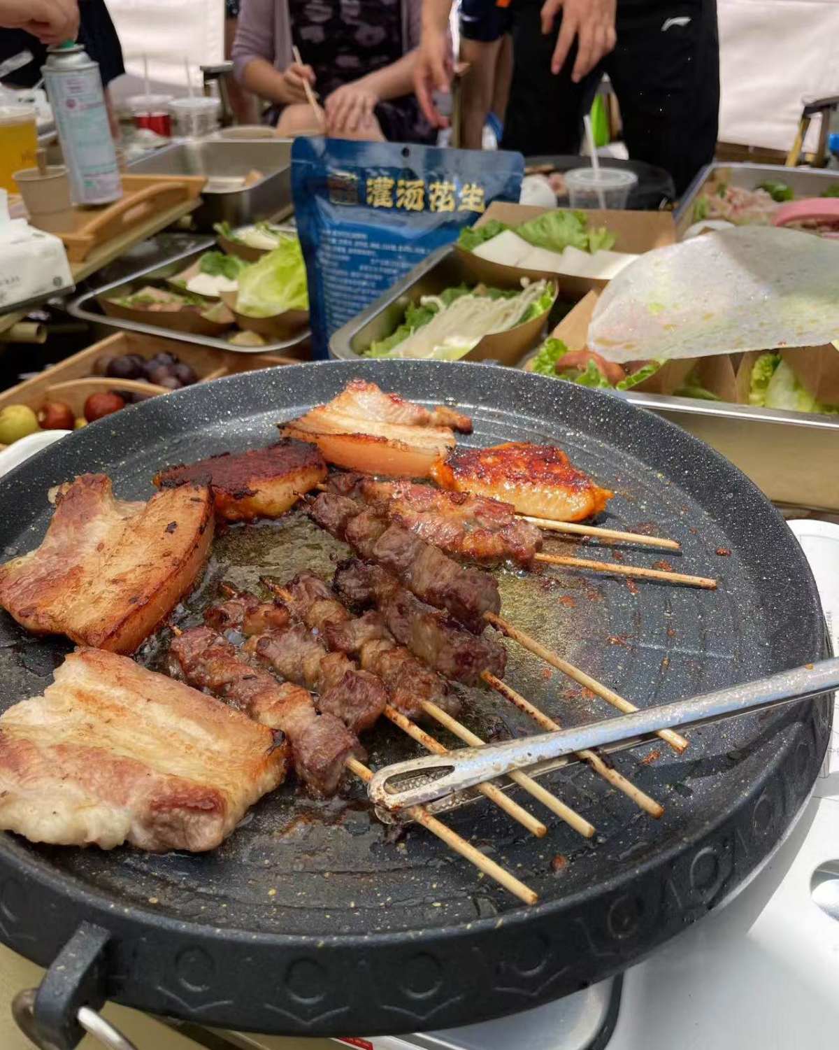 🍖昨天是周末，朋友们约我一起去溪边烧烤，在火热的夏天找一处