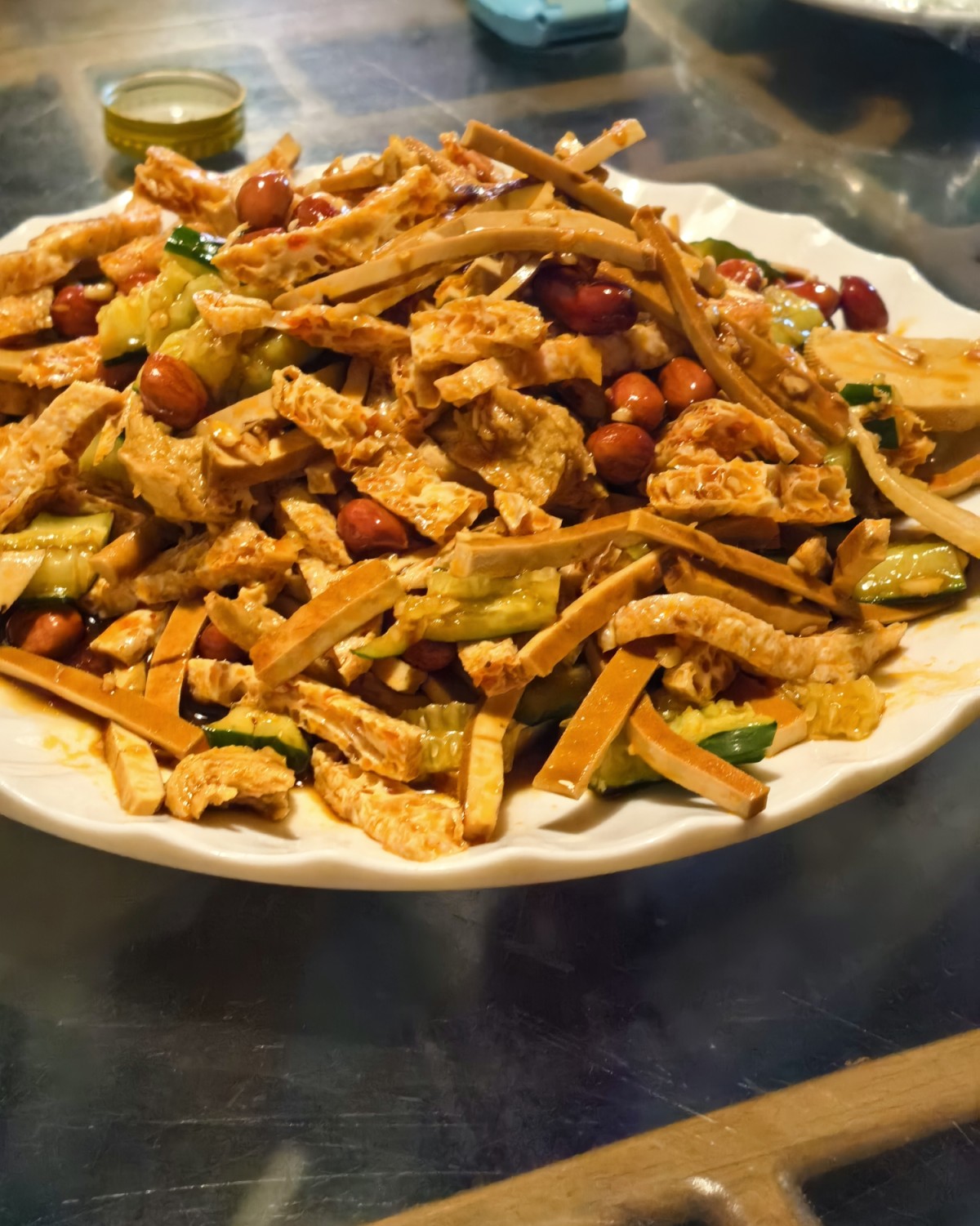 夏天的晚上，就该这么过！和三五好友约着， 找个小馆子一坐，蒜