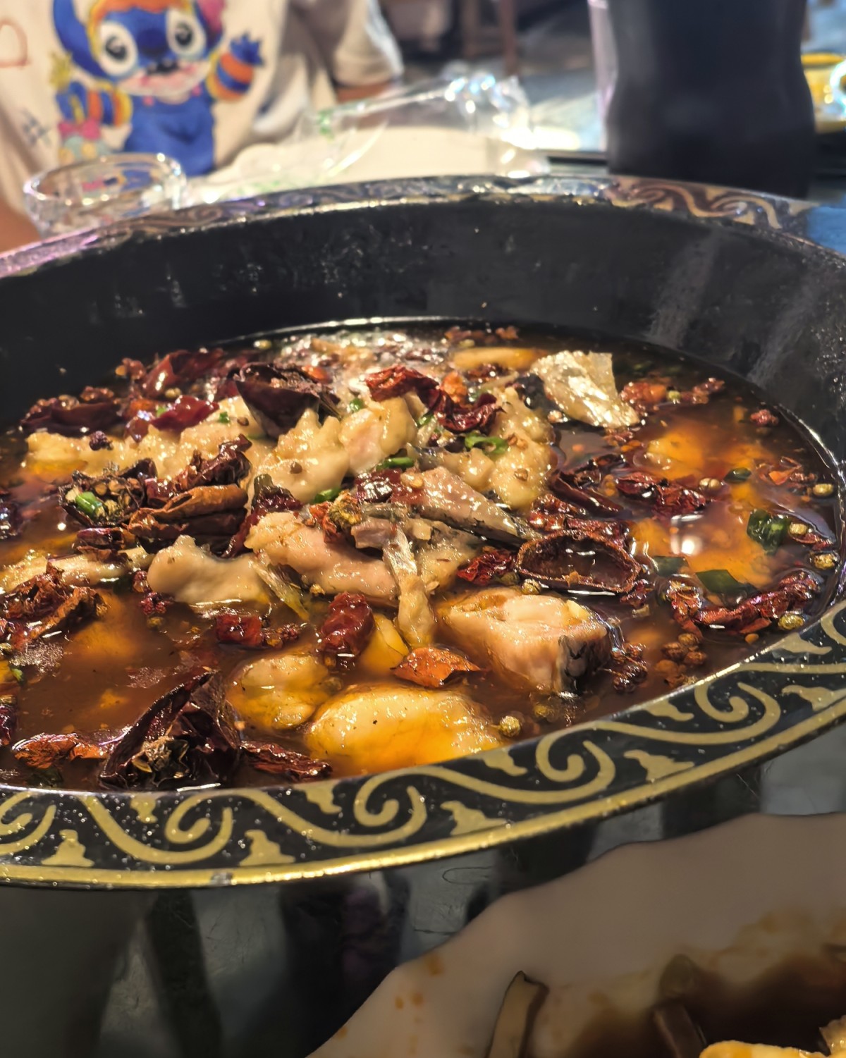 夏天的晚上，就该这么过！和三五好友约着， 找个小馆子一坐，蒜