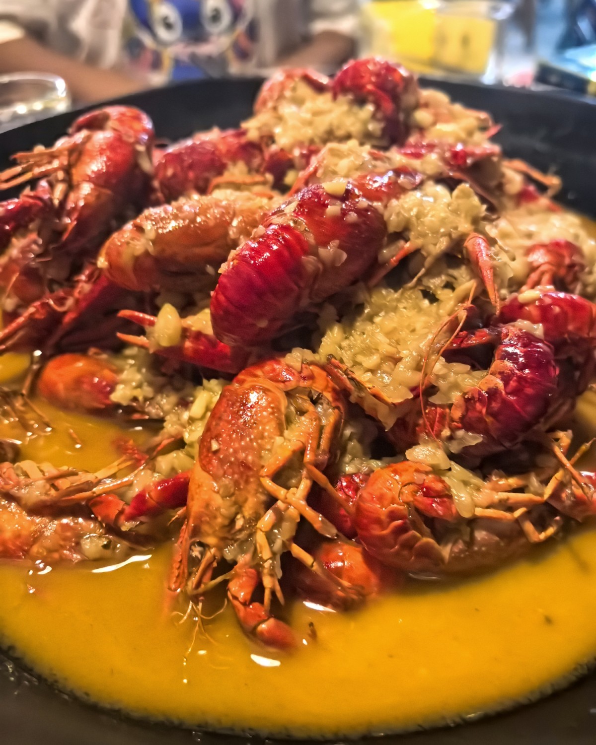 夏天的晚上，就该这么过！和三五好友约着， 找个小馆子一坐，蒜