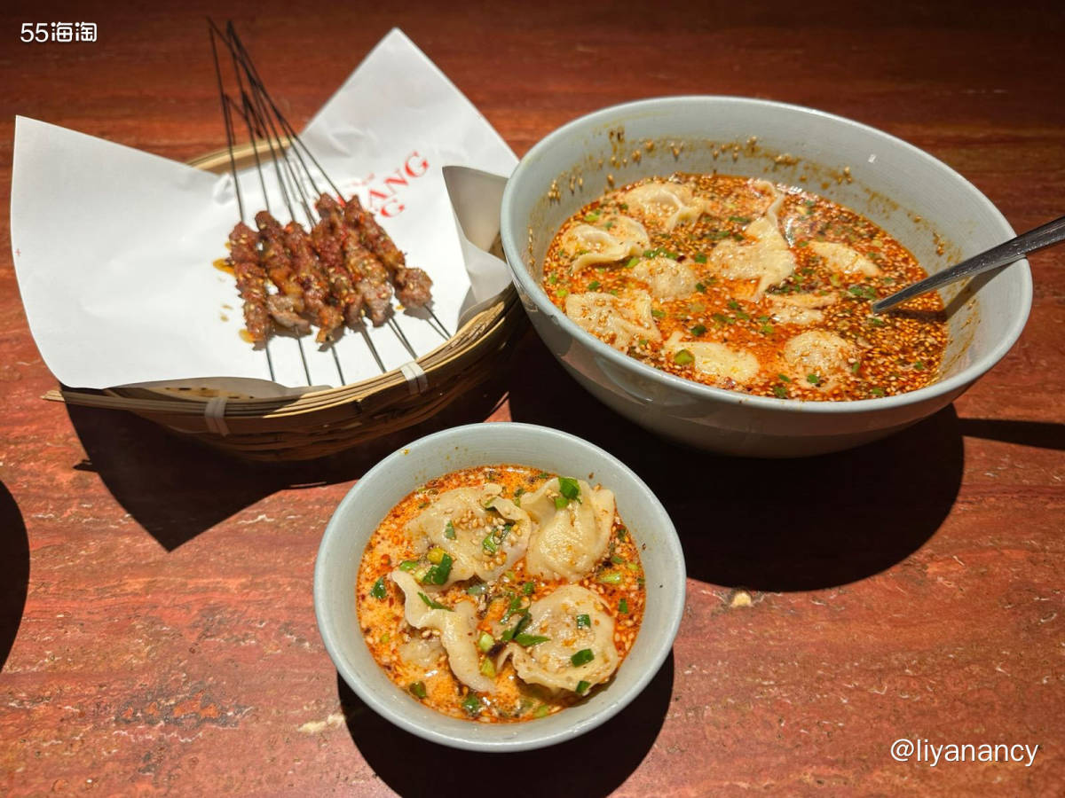 雨天，一个人的简餐，酸汤饺子，肉馅和韭菜一起的很香，酸汤的吃