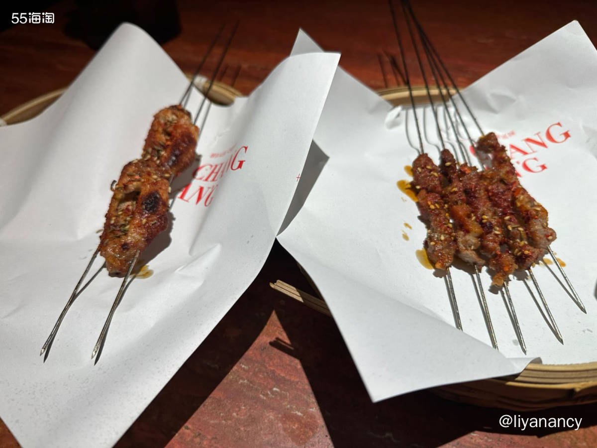 雨天，一个人的简餐，酸汤饺子，肉馅和韭菜一起的很香，酸汤的吃