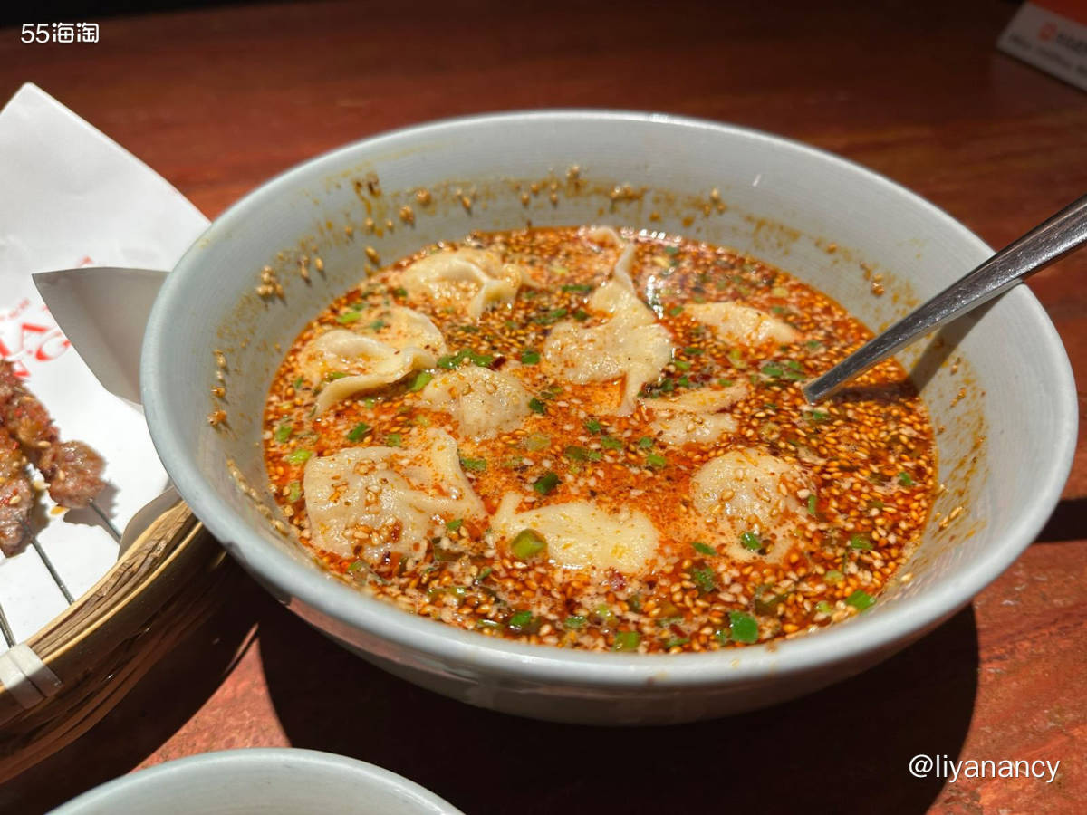 雨天，一个人的简餐，酸汤饺子，肉馅和韭菜一起的很香，酸汤的吃