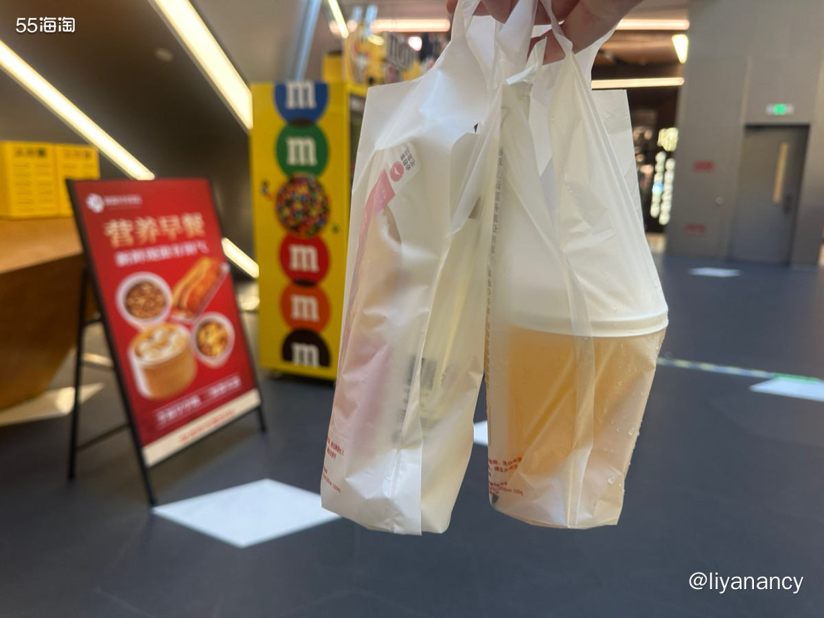 雨天，一个人的简餐，酸汤饺子，肉馅和韭菜一起的很香，酸汤的吃