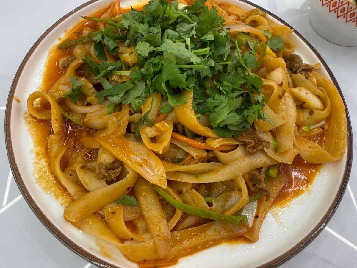 🍜中午在兰州拉面点了一碗牛肉炒刀削面，这道充满西北风味的硬