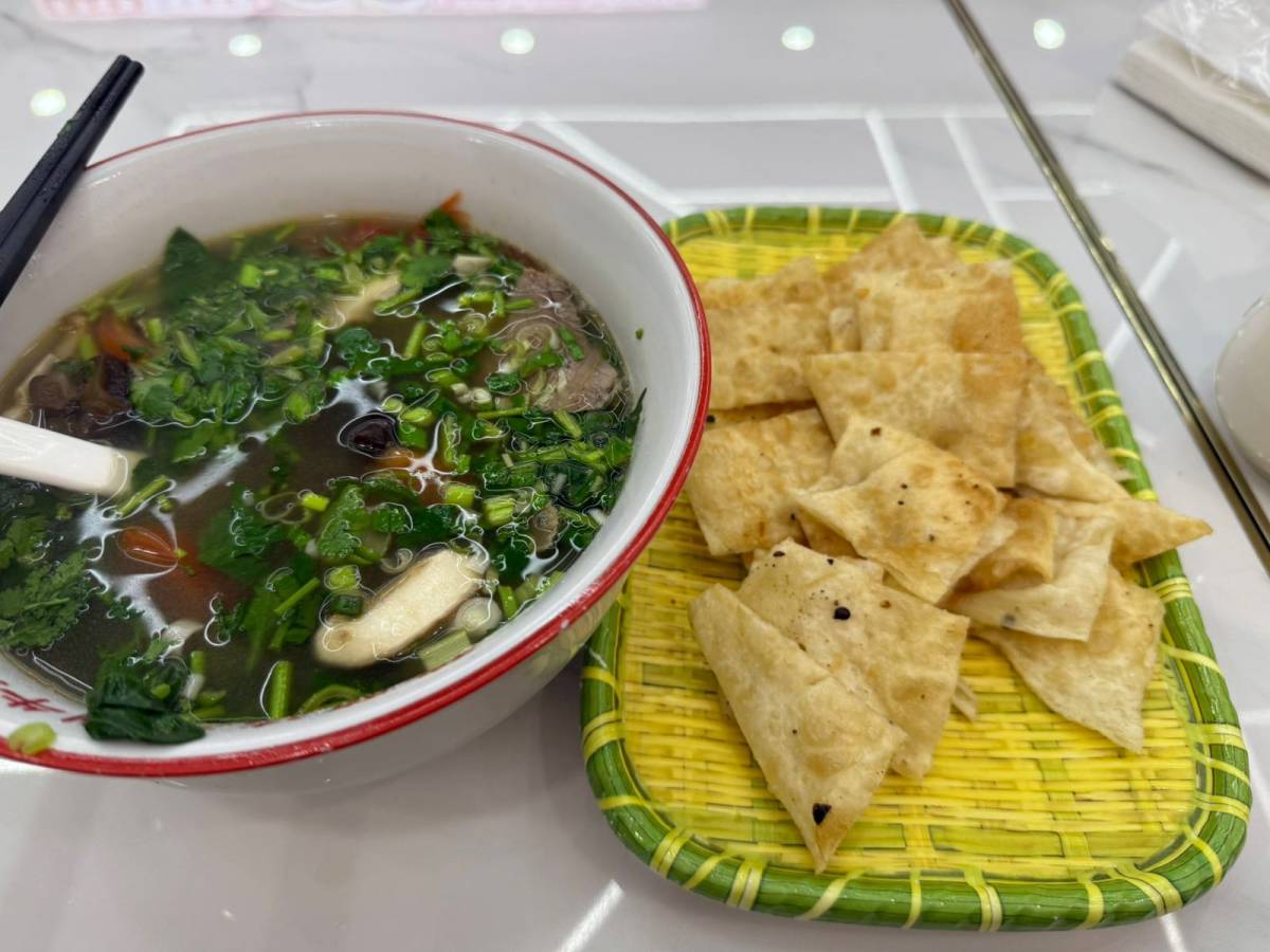 🍜最近爱上兰州拉面了，中午吃了牛肉炒刀削，晚上吃了羊肉泡馍