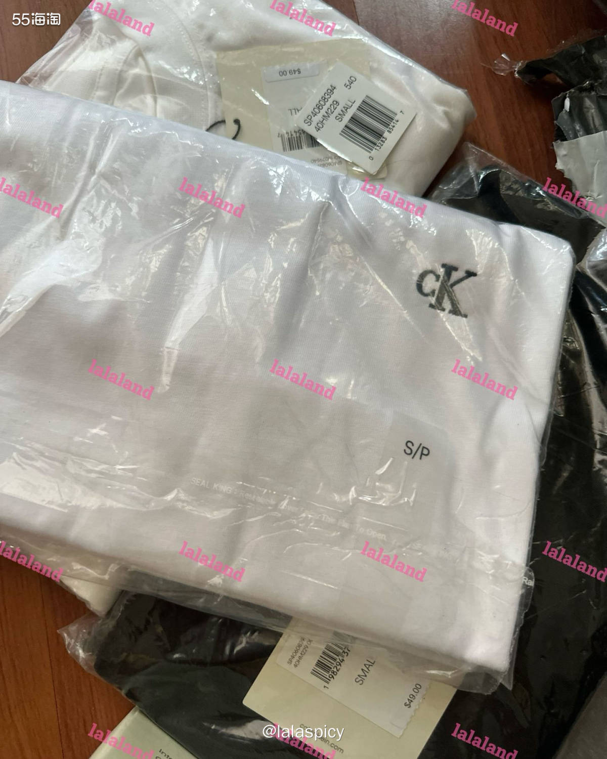 最近在Calvin Klein官网淘到了黑白经典T恤和男士内