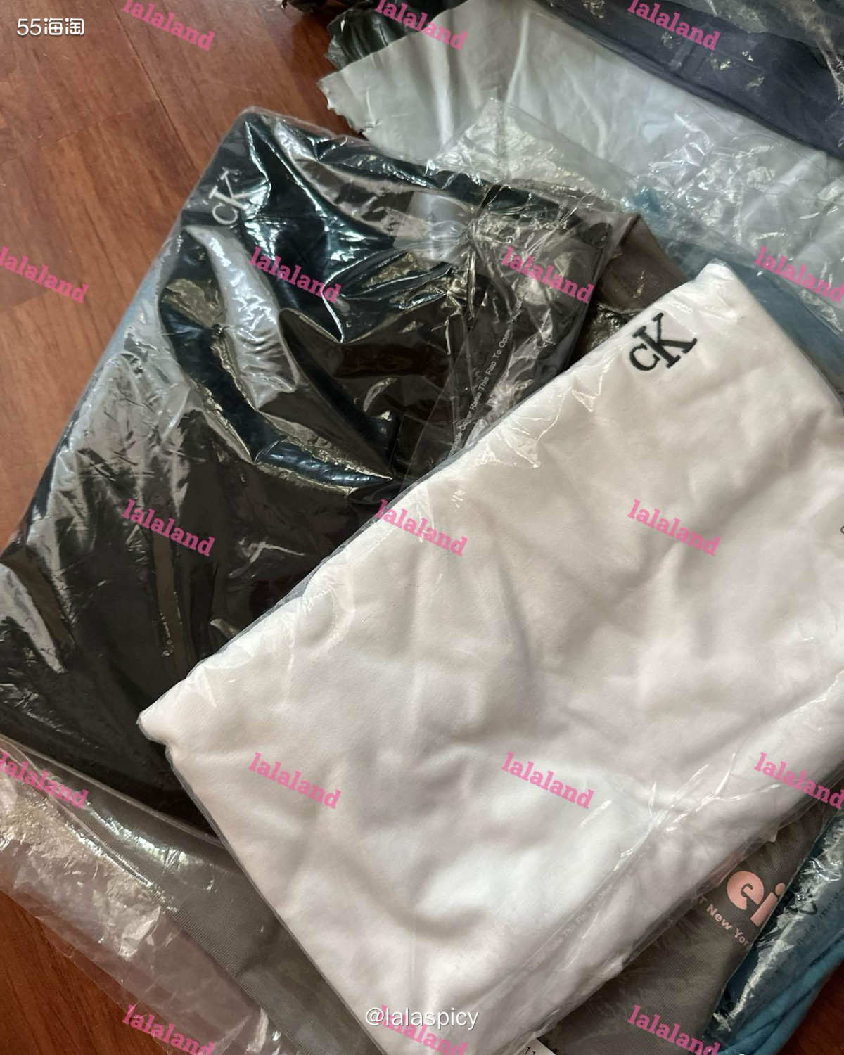 最近在Calvin Klein官网淘到了黑白经典T恤和男士内