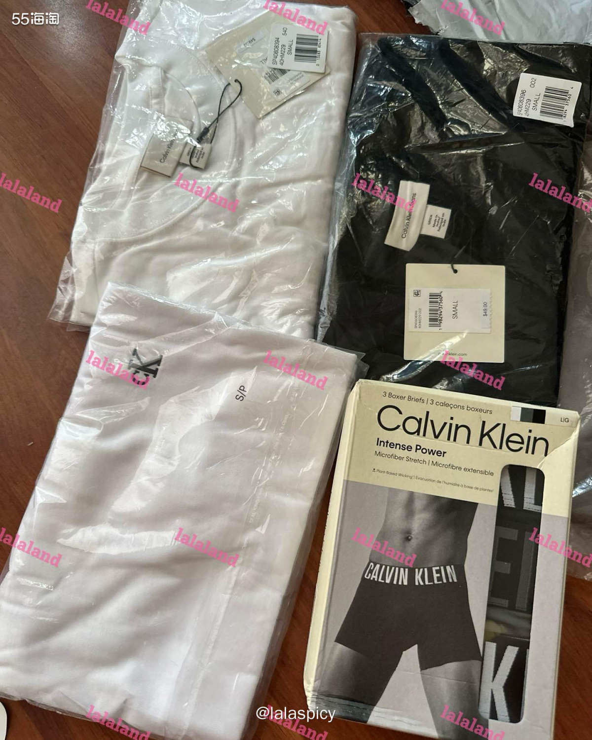 最近在Calvin Klein官网淘到了黑白经典T恤和男士内