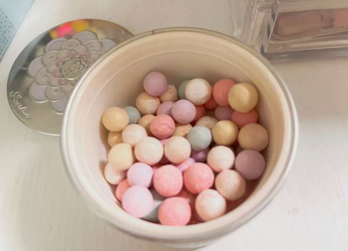 曾经散粉界的网红产品，我相信一定还有很多人都记得这个吧，娇兰