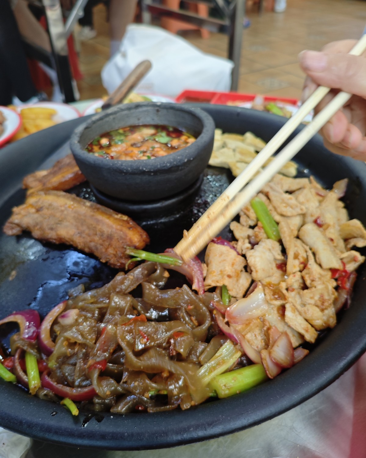 贵州最火的一个主食是烙锅，当地人说好吃的就是大胖刘，就是需要