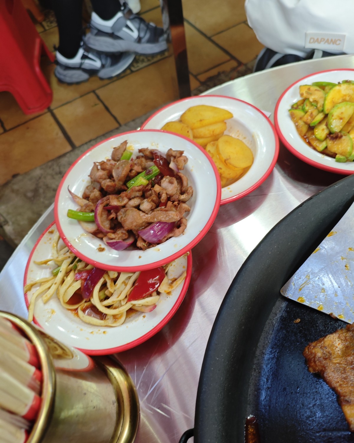 贵州最火的一个主食是烙锅，当地人说好吃的就是大胖刘，就是需要