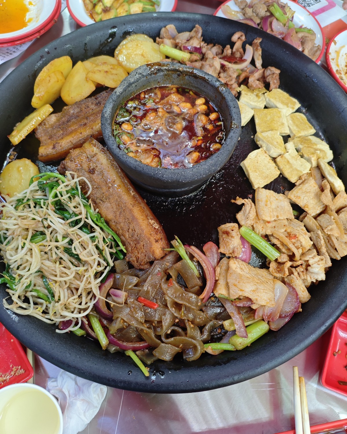 贵州最火的一个主食是烙锅，当地人说好吃的就是大胖刘，就是需要