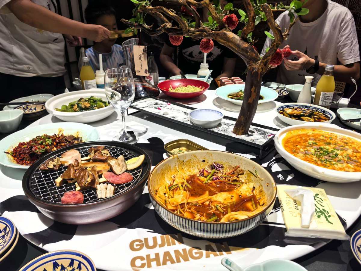 商务接待选对地方  外地老师和家人来旅游，安排在长安大排档，