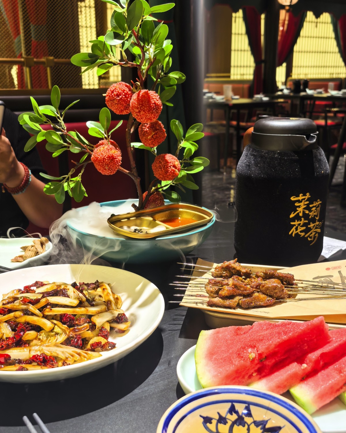 商务接待选对地方  外地老师和家人来旅游，安排在长安大排档，