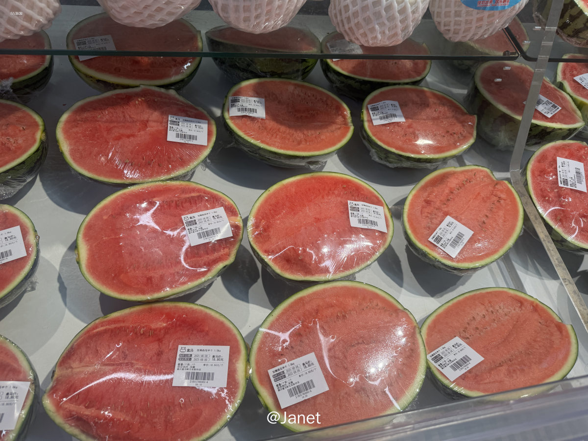 盒马的水果区一看我就走不动，水果虽然比外面的贵一丢丢，但是实