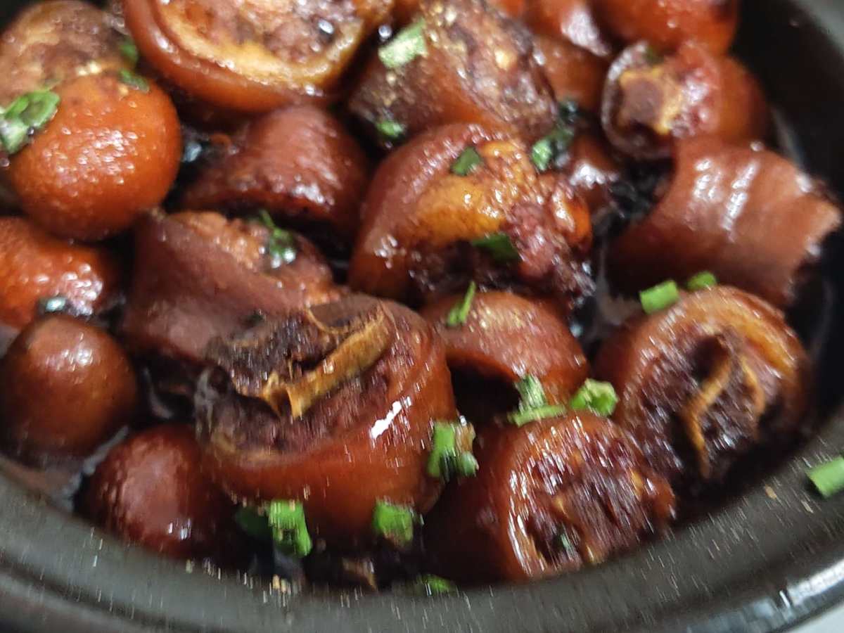 朋友请我吃饭，说吃个新鲜的就吃了猪尾巴，我第一次吃这个东西。