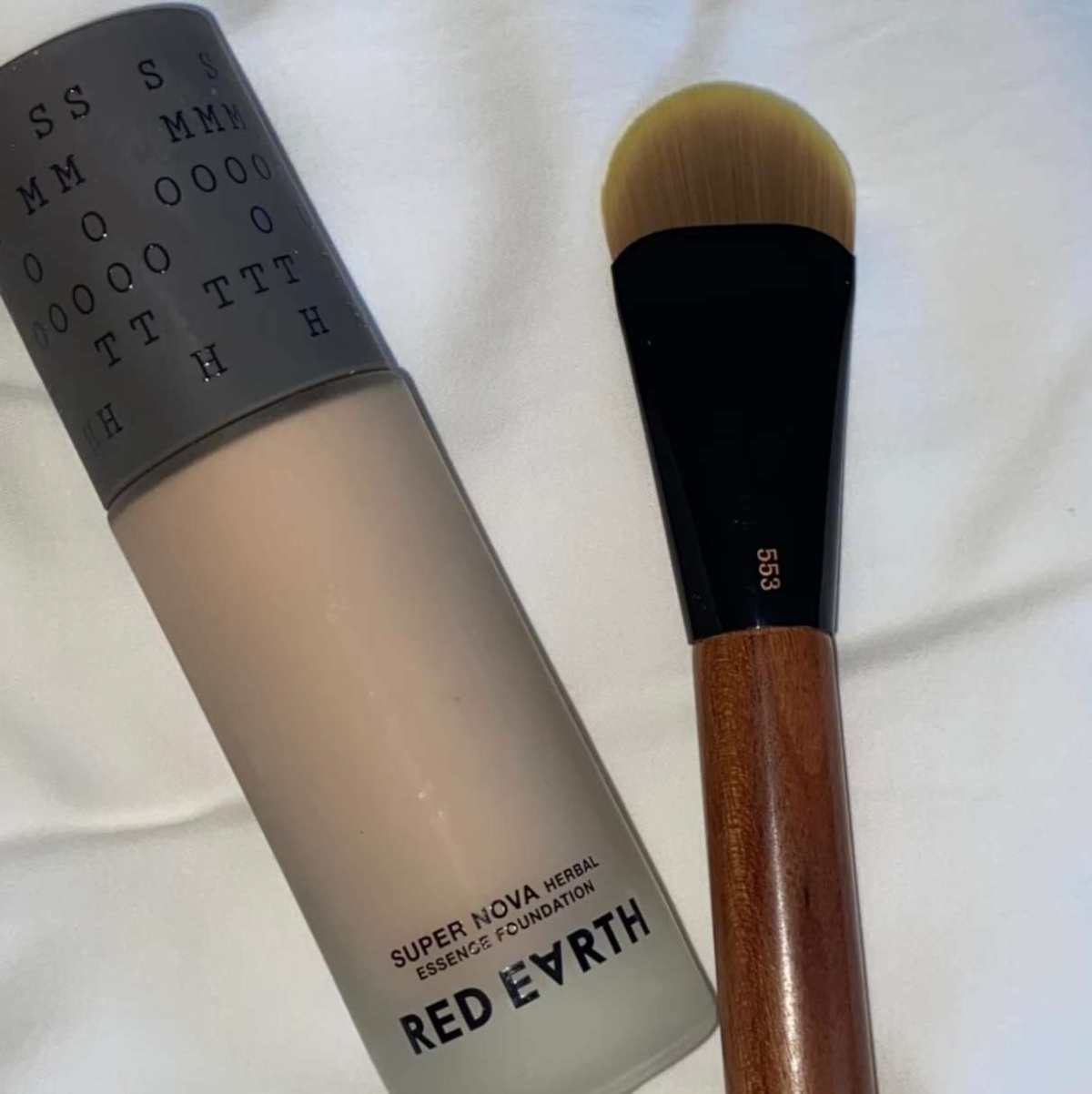 这几年养肤粉底液的概念是很多品牌都在做的，作为曾经也是风很大