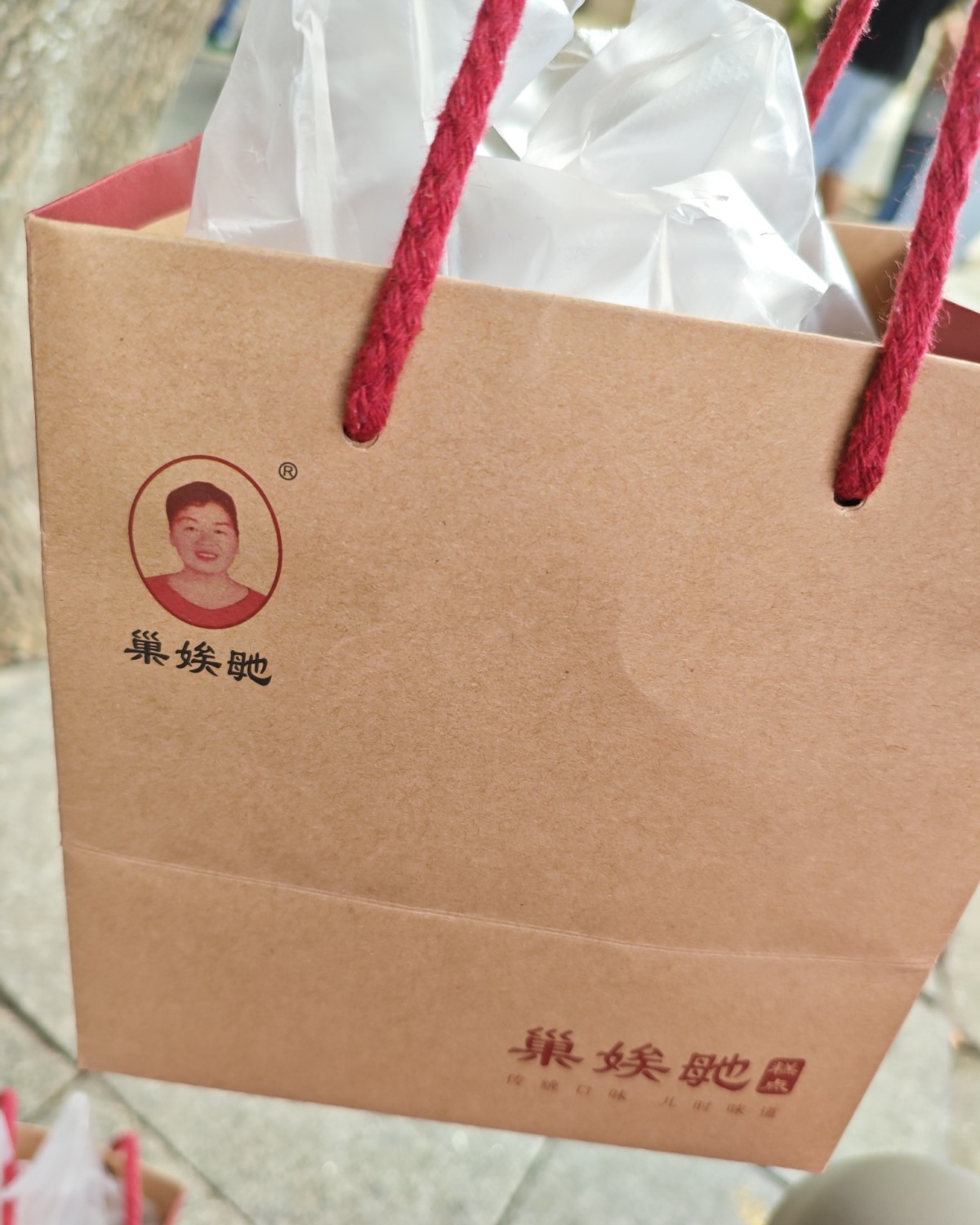 长沙非常火的一家网红店就是巢娭毑的月饼，还没到中秋就已经排长